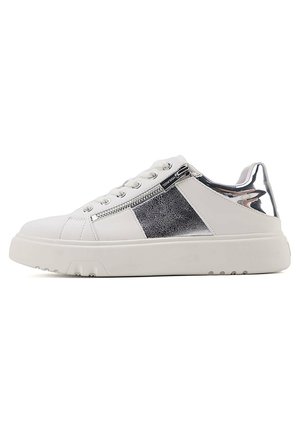 Biała sneakersy z błyszczącym srebrnym akcentem, teksturowanym szarym panelem, okrągłym noskiem i sznurowanym designem z bocznym zamkiem błyskawicznym. Gumowa podeszwa.