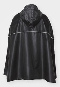 Svart vanntett kappe med hette, med en hvit horisontal stripe over den øvre ryggen. Glatt, blank overflate, designet for dekning.