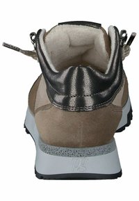 Tan mockasinsportskor med en metallisk silverfärgad hälinredning, mjukt inre foder och en sål med vita och grå prickar.