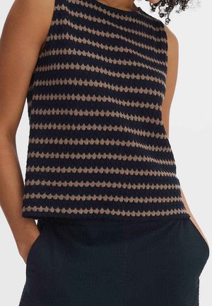 Bezrękawnik dzianinowy z poziomymi paskami w kolorze granatowym i beżowym. Teksturowana tkanina z okrągłym dekoltem, luźnym krojem i rozcięciami po bokach.