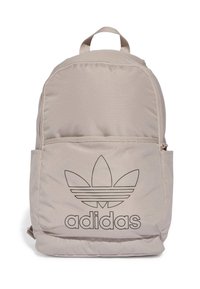 Mochila Adidas de color beige claro con bolsillo frontal con cremallera, bolsillos laterales, asa superior y logotipo Trefoil negro con el nombre de la marca en la parte delantera.