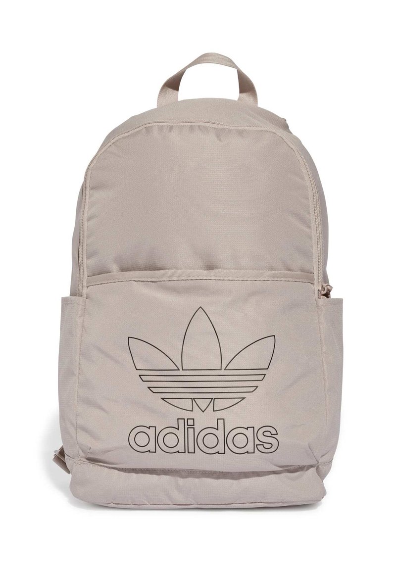 Mochila Adidas de color beige claro con bolsillo frontal con cremallera, bolsillos laterales, asa superior y logotipo Trefoil negro con el nombre de la marca en la parte delantera.