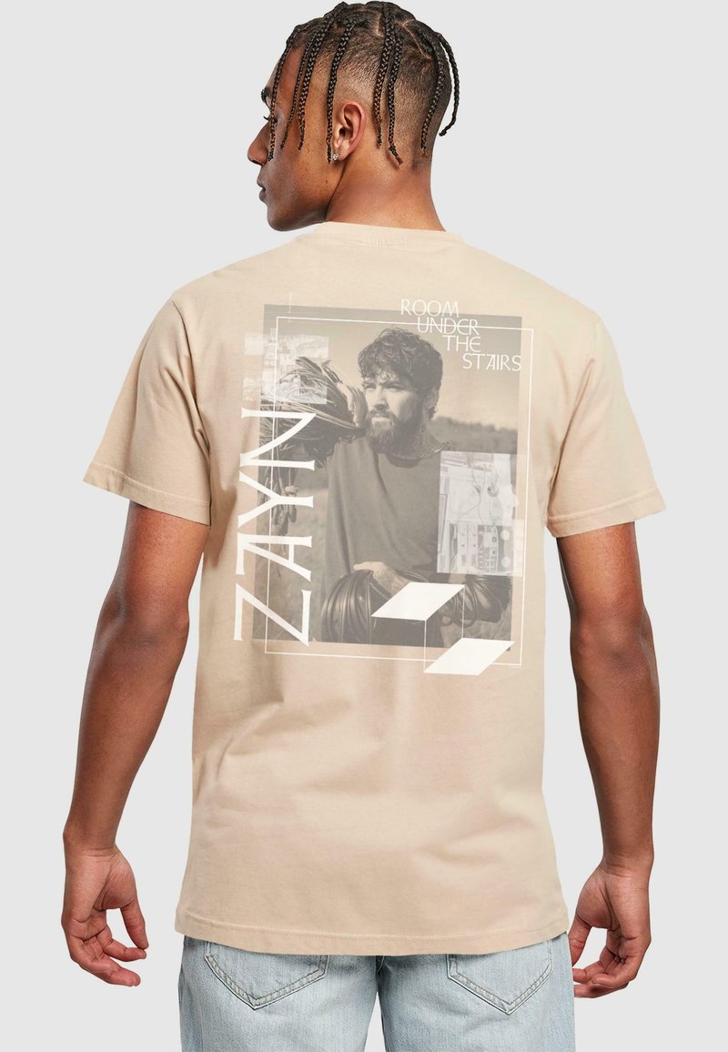Beige bomulds t-shirt med grafisk print på ryggen, som har et foto, tekstbesked "ZAYN" og abstrakte former. Standard pasform med korte ærmer.