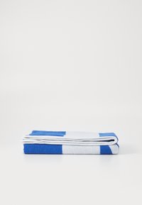 Toalha listrada em azul e branco, material de algodão, dobrada plana. Textura macia, com duas listras azuis sobre um fundo cinza claro.