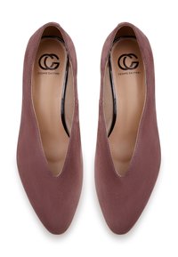 Pantofi cu toc din suede mauve, cu vârf ascuțit și un design cu decupaj jos. Interiorul este căptușit cu un material moale și are branding pe talpă. Textură netedă în ansamblu.
