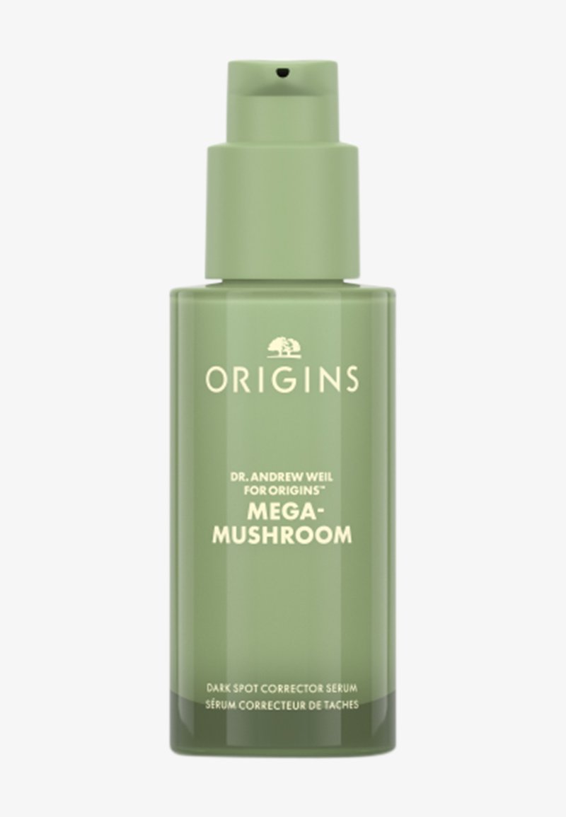 Grønn pumpeflaske med Origins Mega-Mushroom Dark Spot Corrector Serum. Har en matt finish, fremtredende logo og et enkelt design.