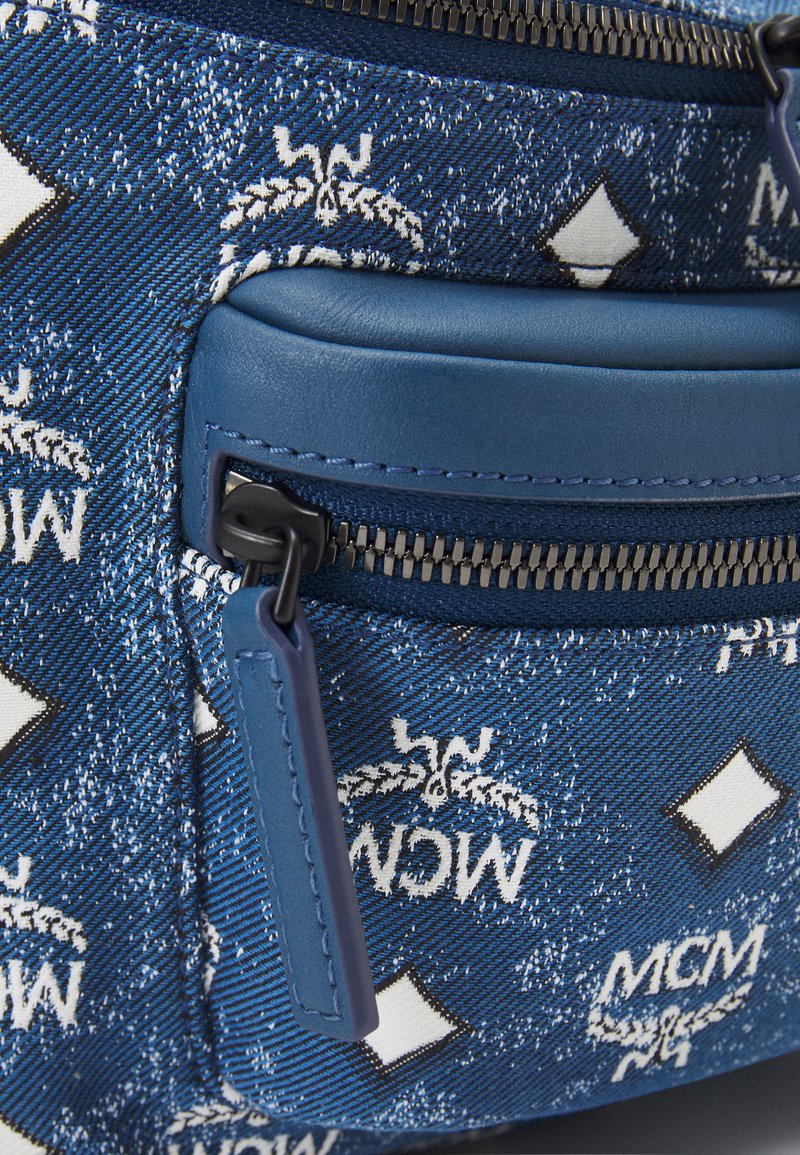 MCM FURSTEN BELT BAG LARGE UNISEX - Gürteltasche - denim/blue 