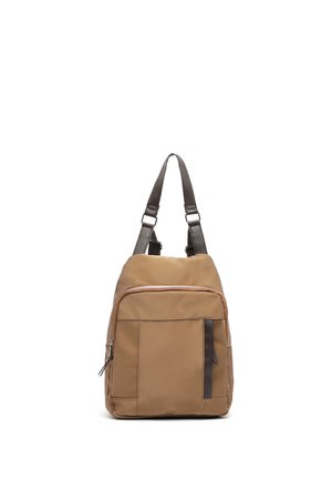 Šviesiai ruda kuprinė su tamsiai rudos spalvos reguliuojamomis petnešomis ir priekinė kišenė su užtrauktuku baltame fone.