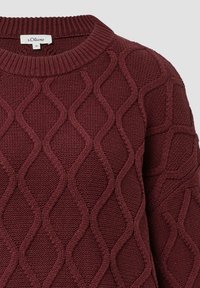 Bordowy sweter dzianinowy z teksturowanym wzorem w diamenty, z prążkowanym okrągłym dekoltem i plecionymi detalami. Materiał wydaje się gruby i przytulny.