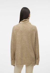 Beige, oversized trui met een geribde col en manchetten. Zachte textuur, lange mouwen en een recht achterpand. Casual stijl.