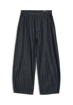 Pantalon large gris foncé à fines rayures, avec poches avant, passants pour ceinture et fermeture par bouton à la taille.