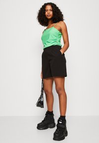 YAS YASHELEN - Shorts - black