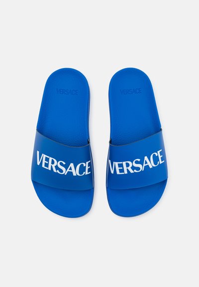 Blaue Gummischlappen mit einem breiten Riemen, der das "VERSACE"-Logo in Weiß zeigt. Texturiertes Fußbett für Komfort.