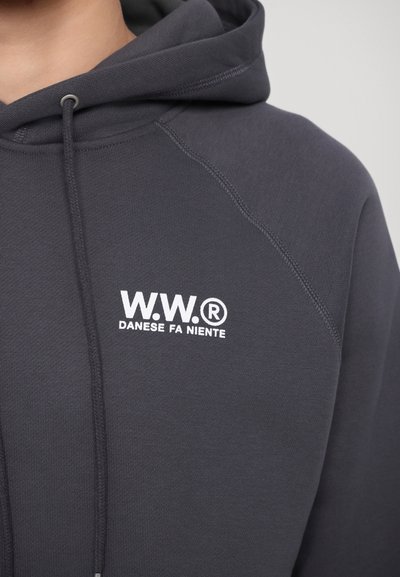 Donkergrijze hoodie van zacht materiaal, met een witte logo-print aan de voorkant, een capuchon met trekkoord en raglanmouwen.