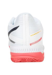 Hvid atletisk sko med en tekstureret overdel, sorte og røde detaljer samt en pink sål; har "WAVE EXCEED COURT" branding på siden.