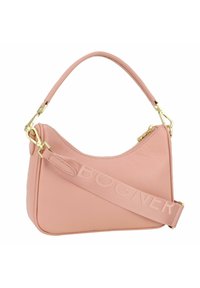 Borsa a tracolla in pelle rosa con design curvo, hardware dorato e una larga tracolla con il nome del marchio "BOGNER" in rilievo. Texture morbida.