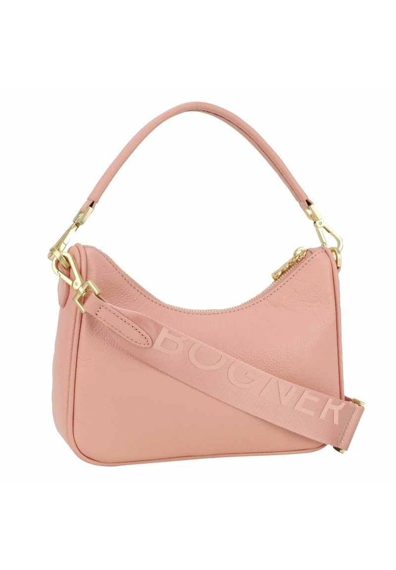 Rosa Lederhandtasche mit geschwungenem Design, goldenen Beschlägen und einem breiten Tragegurt, der mit dem Markennamen "BOGNER" geprägt ist. Weiche Oberfläche.