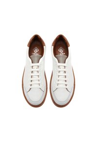 Weiße Leder-Sneaker mit braunen Lederakzenten an der Ferse, runder Zehenform und weißen Schnürsenkeln. Bemerkenswerte strukturierte Details an den Seiten.