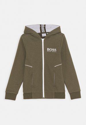 Sudadera con capucha color verde oliva con cremallera, con logo blanco de BOSS HUGO BOSS en el pecho, bolsillos delanteros y cremallera blanca sobre un fondo liso.