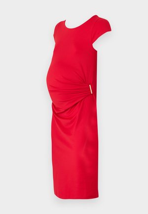 Vestido de maternidade vermelho com mangas curtas, corpete ajustado, tecido franzido na cintura e um destaque decorativo dourado. Textura suave.