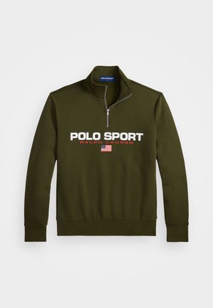 Sweatshirt olive vert à col zippé quart, arborant le logo "POLO SPORT" en blanc et rouge, avec un accent de drapeau américain en dessous. Matière en mélange de coton.