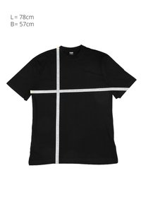 Sort T-shirt lagt fladt med målebånd, der viser længde 78 cm og bredde 57 cm hen over brystet på en hvid baggrund.
