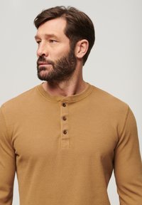 Superdry & Co WAFFLE LONG SLEEVE HENLEY - Trui - classic brown camel