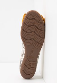 Semelle d'une chaussure Gabor à motifs avec semelle en caoutchouc marron, taille 4½, portant les marques Hovercraft Comfort et Fabriqué au Portugal.