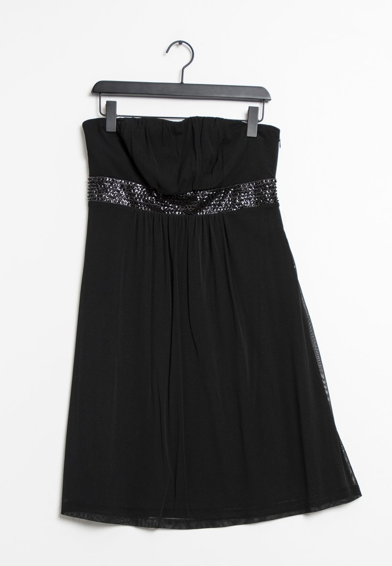 Robe noire bustier avec une ceinture à sequins, suspendue sur un cintre noir sur fond blanc.
