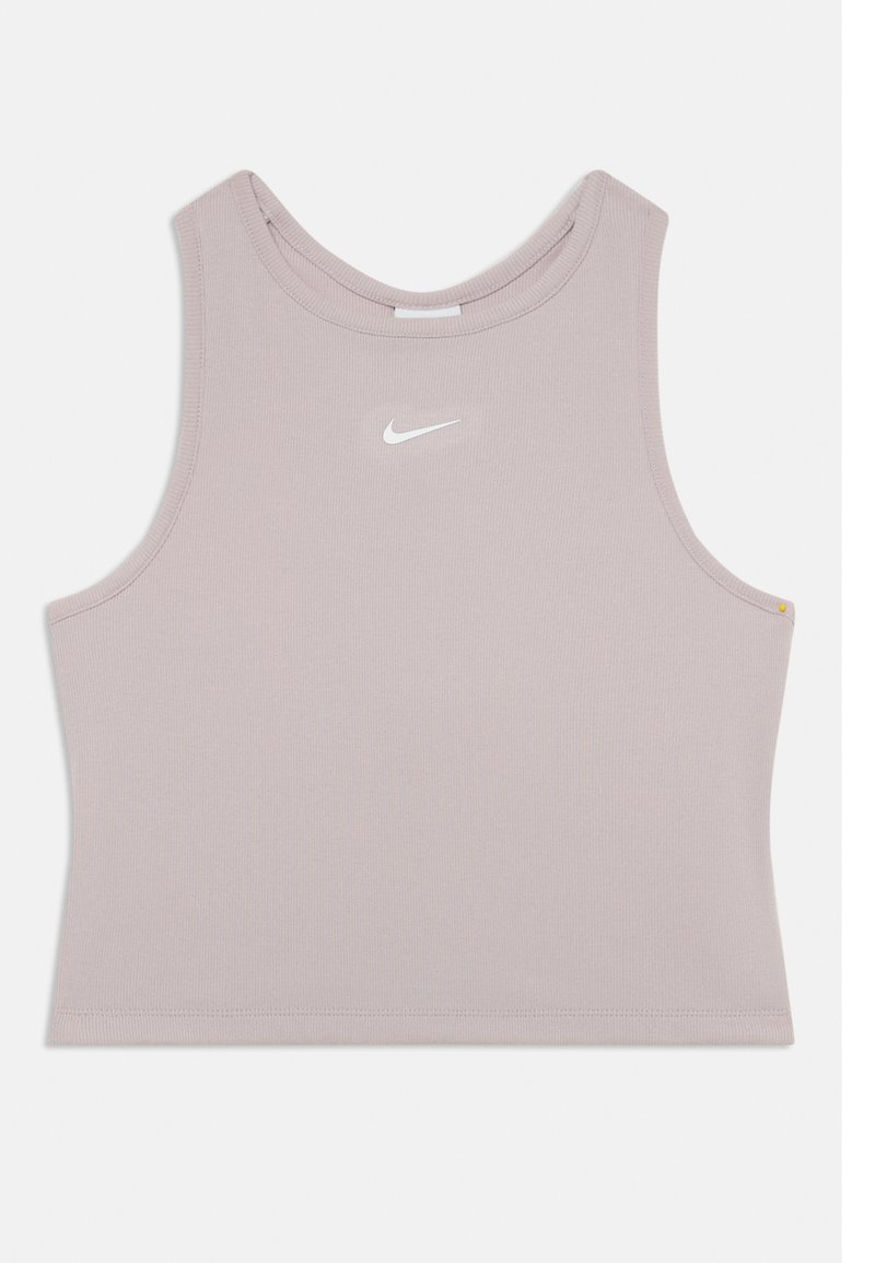 Nike kort tank topp i lys lavendel, laget av ribbestrikket stoff. Har rund halslinning og en hvit logo på brystet. Glatt tekstur.