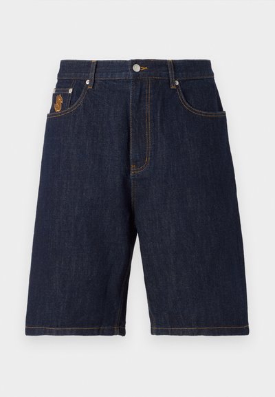 Σορτς από τζιν σε σκούρο μπλε με ίσια γραμμή, διαθέτουν κλασικό σχέδιο πέντε τσεπών, αντίθετες χρυσές ραφές και μια ετικέτα λογότυπου στην αριστερή πλευρά.
