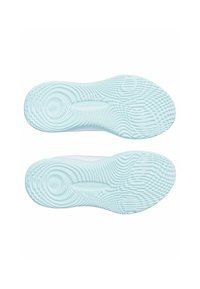 Semelles de chaussures de sport bleu clair avec des motifs texturés pour une meilleure adhérence. Le matériau semble caoutchouteux. Le dessus est blanc, mettant en valeur un design élégant.