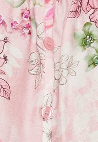 Rosa blomsterstof med en blank overflade, prydet med en række pink knapper og bladmønstre i grønt og mørkere pink.