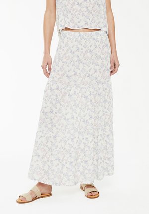 Falda larga floral en tejido ligero, con una base blanca y patrones de flores azules y moradas, diseño en capas y cintura elástica.