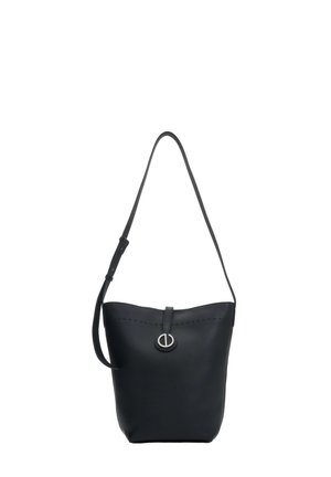 Sac seau en cuir noir avec bandoulière réglable et fermeture à boucle circulaire argentée sur le devant.