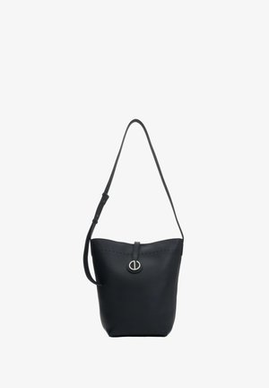 Sac seau en cuir noir avec bandoulière réglable et fermeture à boucle circulaire argentée sur le devant.