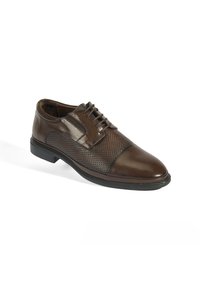 Bruine leren veterschoen met geperforeerd detail op het midden, ronde neus en een getextureerde rubberen zool. Glad afgewerkt met subtiele accenten.