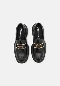 Zwarte patenten leren loafers met een gouden cirkelvormige accento, met een ronde neus en een gestructureerde rubberen zool. Maat 37.