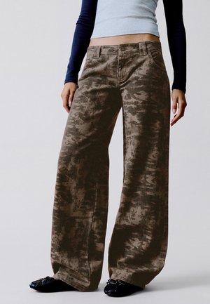 Bershka, PRINT WITH EMBROIDERED POCKET AND STUDS - TROUSERS - Pantalon classique - dark brown