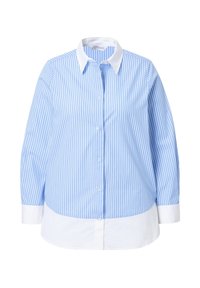 Camisa de botones a rayas azul claro y blanca con cuello puntiagudo, mangas largas y puños blancos; hecha de tela suave.