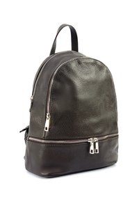 Sac à dos en cuir marron foncé avec une surface texturée, une forme arrondie, deux zips et une petite poignée sur le dessus.