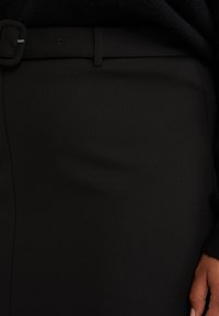 WE Fashion CURVE - Uska suknja - black