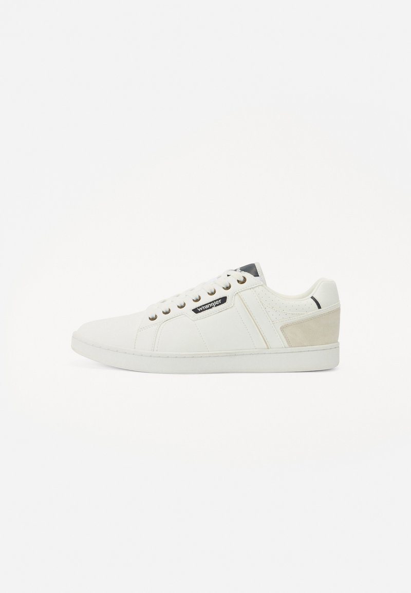 Valged sneakers, millel on siledast nahast ja seemisnahast detailid, varustatud kummist tallaga, perforatsioonidega külgpaneelid ja kontrastsed mustad logo detailid.
