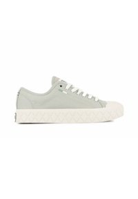 Sneakers in tela verde chiaro con suola in gomma bianca, caratterizzati da un motivo a diamante testurizzato, punta arrotondata e occhielli in metallo per i lacci.