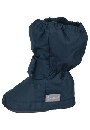 Dunkelblaue, wasserdichte Stiefel mit elastischem oberen Rand, verstellbarem Riemen und weicher Innenauskleidung. Flache, strukturierte Sohle für besseren Halt. Branding an der Seite.