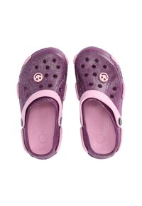 Lila Glitzerclogs mit rosa Akzenten, Entwässerungslöchern, einer strukturierten Fußbett und einem Riemen hinten für einen sicheren Sitz.