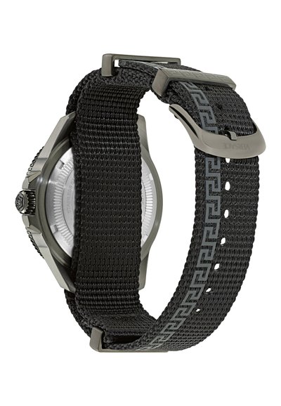 Bracelet de montre en nylon tressé noir avec boucle en ton argent et motif complexe de clé grecque, attaché au dos du boîtier de montre en acier inoxydable.