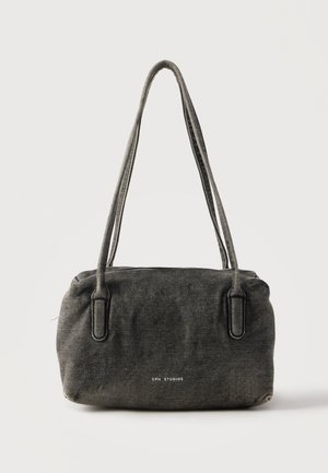 Pequeño bolso rectangular de tela gris oscuro con dos asas largas y cremallera superior, con la marca "CPH STUDIOS" en el frontal.
