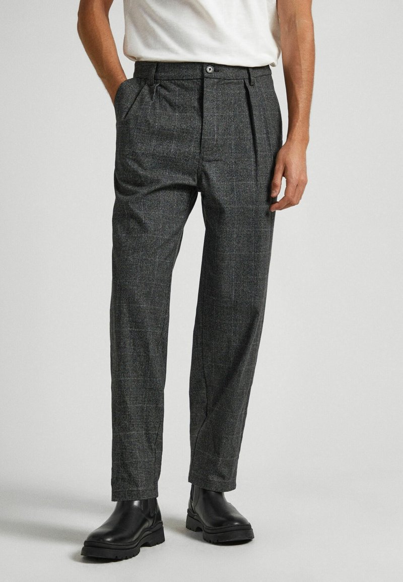 Grå mönstrade byxor med skräddarsydd passform, som har veck, sidofickor och knappstängning. Matchas med svarta ankelstövlar.