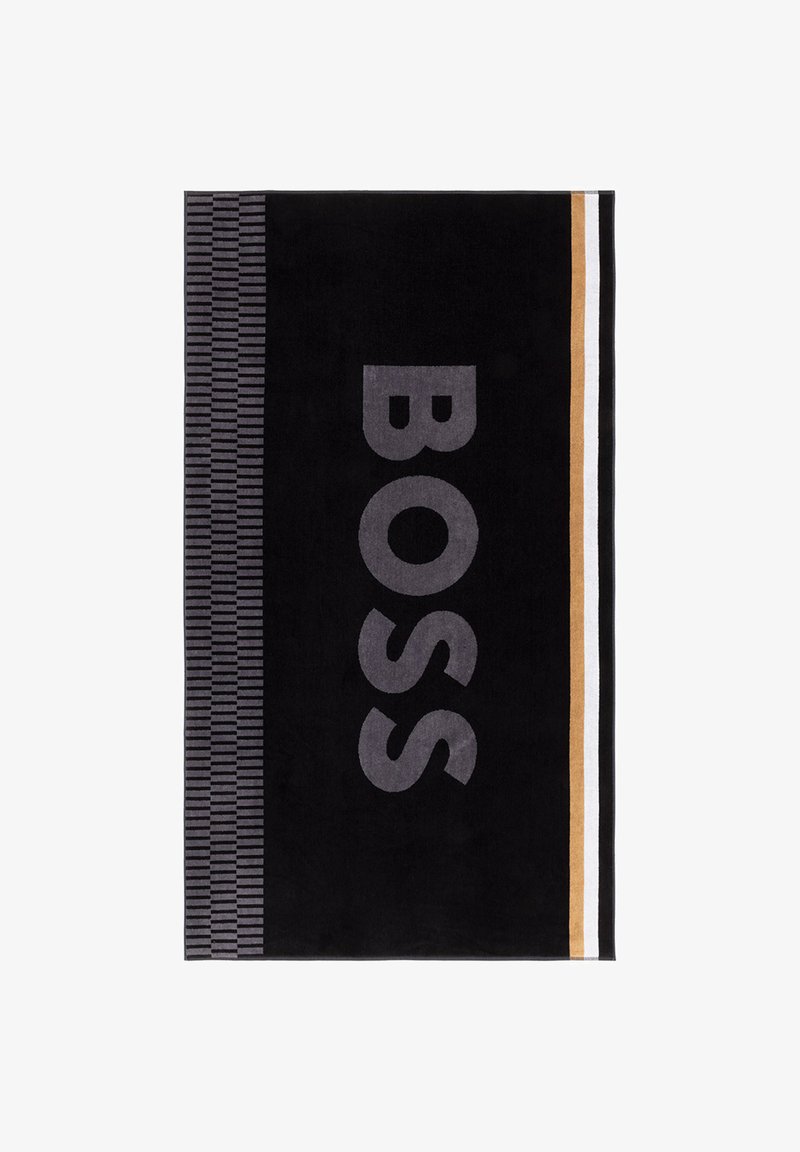 Tapis rectangulaire noir avec le mot "BOSS" en grandes lettres grises, centré verticalement, une bande grise à motifs sur la gauche, et des bandes dorées et blanches sur la droite.